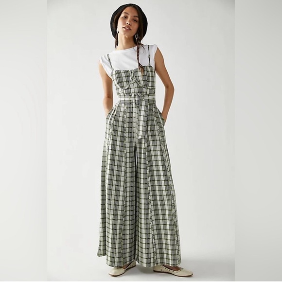 Hold me tight jumpsuit - Picture 1 of 6